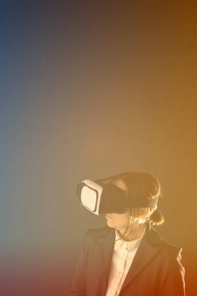 Zakenvrouw met VR-headset — Stockfoto