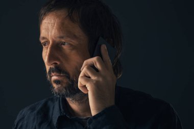 Acı kalp kırık melankolik adam cep telefonu konuşuyor