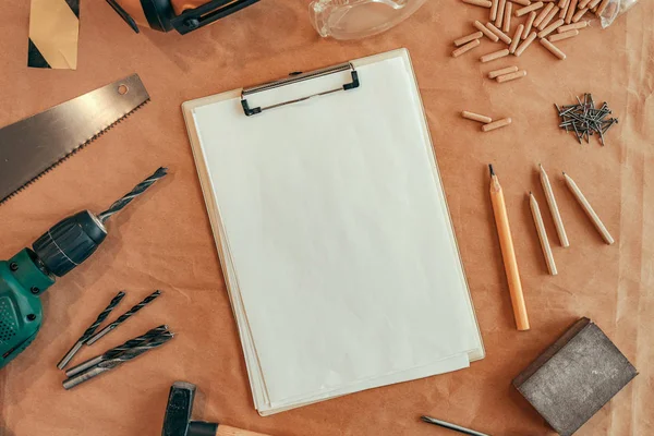 Mockup clipboard note paper on carpentry woodwork desk — Stock Photo, Image