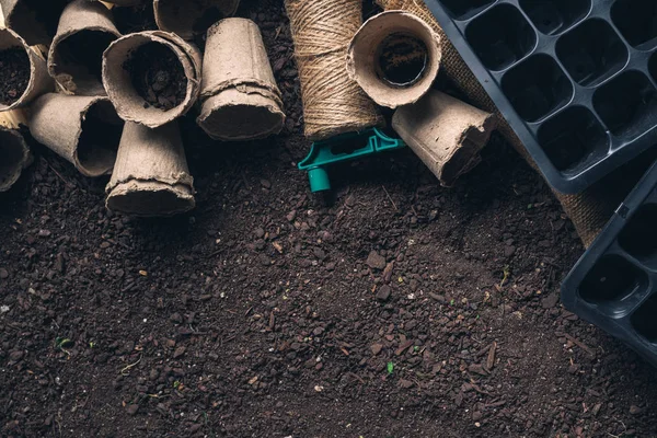 Sera kompost humus toprak üzerinde biyobozunur turba pot — Stok fotoğraf
