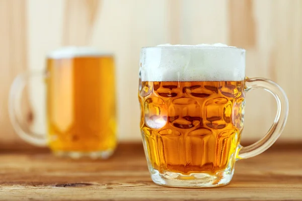 Due brocche piene di birra sul bancone del bar — Foto Stock