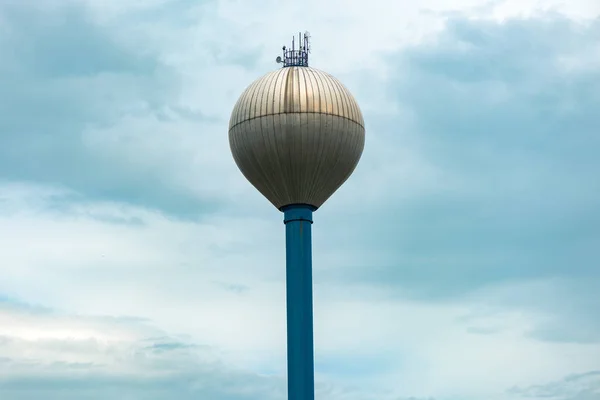 Vodní věž proti zatažené obloze — Stock fotografie