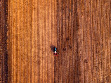 Sakal işlemesi yapan tarım traktörünün havadan görünümü