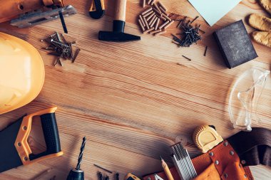 Ahşap masa üzerinde DIY proje araçları, üst görünüm