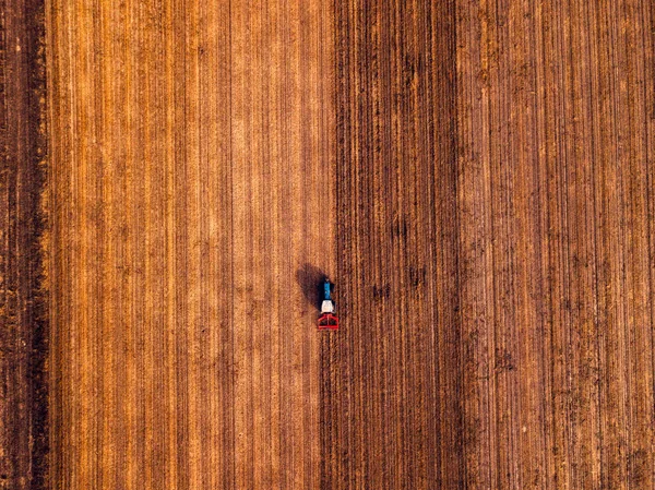 頑丈な耕具をやっている農業トラクターの航空写真 — ストック写真