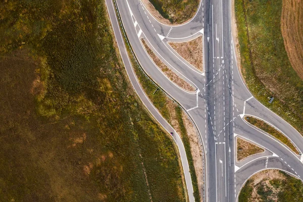 Vista aérea de la intersección de la carretera vacía con líneas de giro — Foto de Stock