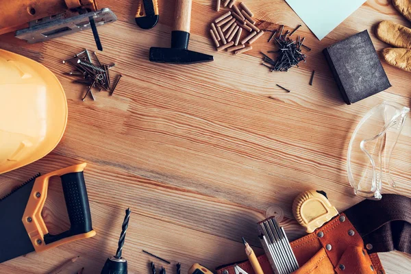 Herramientas de proyecto de bricolaje en escritorio de madera, vista superior — Foto de Stock