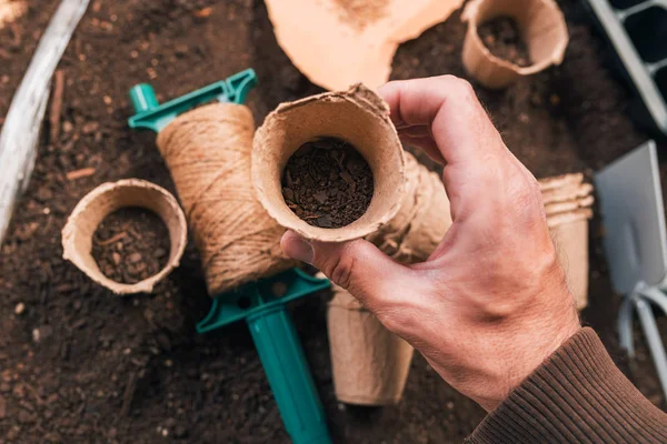 Pote de plantio de papelão biodegradável na mão do jardineiro masculino — Fotografia de Stock