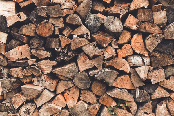 堆放木原木,切碎的木柴 — 图库照片