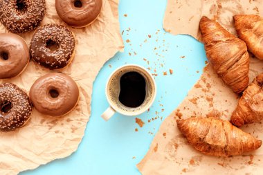 Kahvaltı için kahve kruvasanları ve çikolatalı donut
