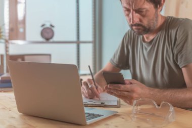 Küçük işletme atölyesinde proje notları yapma
