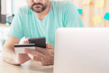 Kredi kartı ve akıllı telefon ile online alışveriş