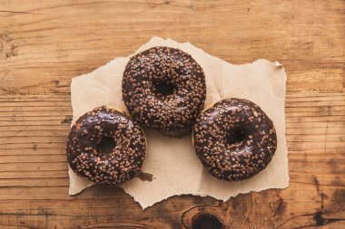 Çikolatalı krem ve kırıntıları ile üç tatlı donut