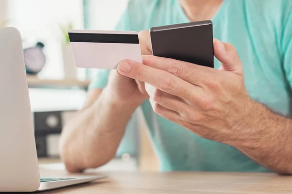 Shopping online con carta di credito e smartphone — Foto Stock