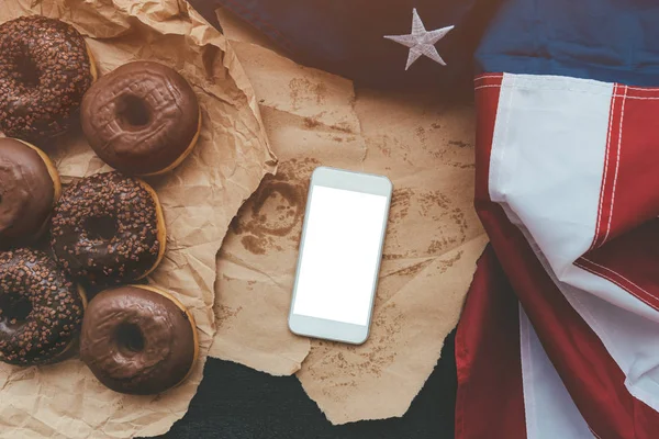 Smart telepon mock-up dengan donat cokelat dan bendera AS — Stok Foto