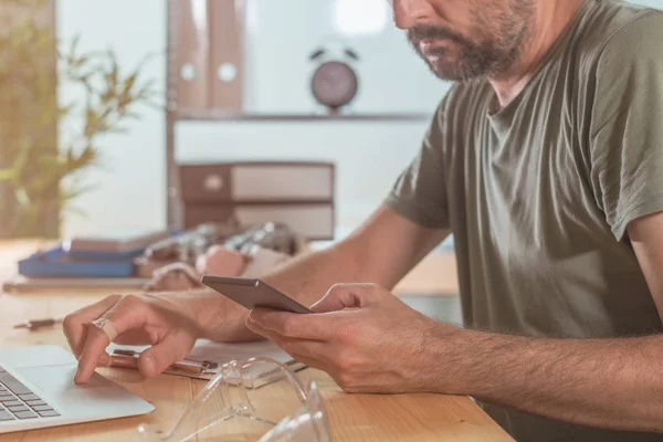 Using modern technology in small business workshop — Stock Photo, Image