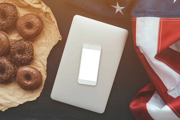 Modèle de téléphone intelligent avec beignets au chocolat et drapeau des États-Unis — Photo