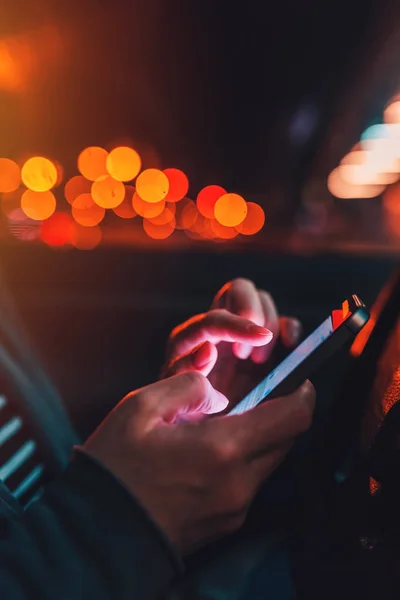 Жінка смс на мобільному телефоні в машині вночі — стокове фото