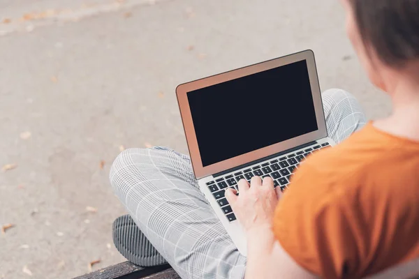 Donna che utilizza il computer portatile sulla panchina di strada, mock up screen — Foto Stock