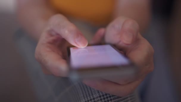 Akıllı Telefon Ekranında Kadın Başparmak Kaydırma Sayfası Nın Kapatılması Yetişkin — Stok video