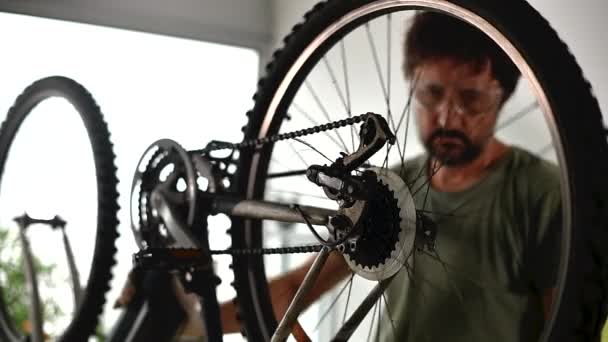 Meccanico Biciclette Riparazione Vecchia Mountain Bike Officina Messa Fuoco Selettiva — Video Stock