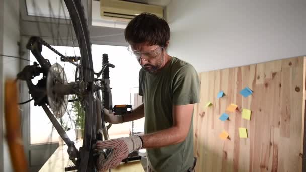 Веломеханик Ремонтирующий Старый Горный Велосипед Мастерской Селективные Кадры Фокуса — стоковое видео