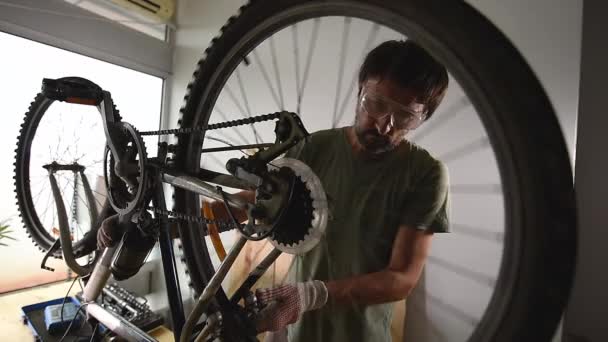 작업장에서 오래된 자전거를 수리하는 자전거 정비사 선택적 — 비디오