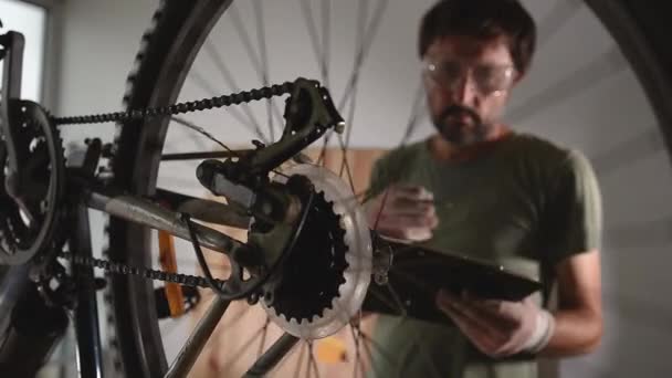 Fahrradmechaniker Repariert Altes Mountainbike Werkstatt Selektive Fokusaufnahmen — Stockvideo