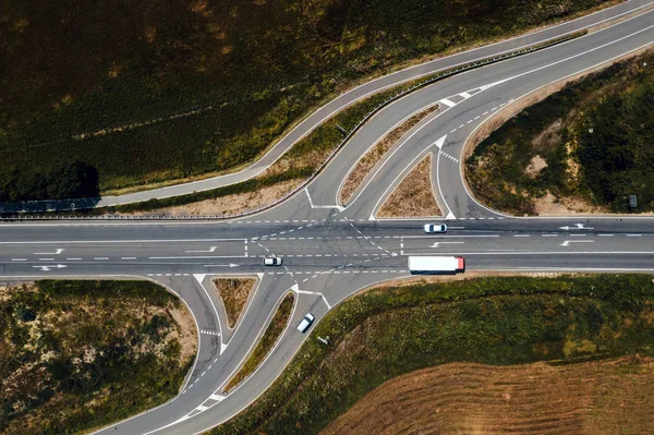 Воздушный обзор движения на пересечении дорог с поворотными линиями — стоковое фото