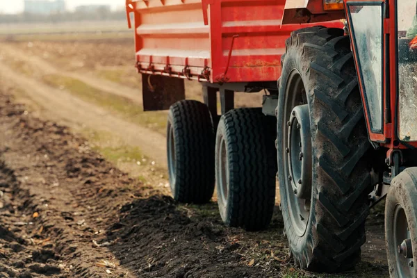 Oude rode landbouw trekker met oplegger op vuil platteland ro — Stockfoto