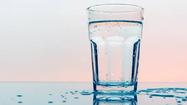 Kohlensäurehaltiges Sodawasser im Trinkglas — Stockfoto