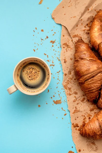 Café y croissant para el desayuno, vista superior — Foto de Stock