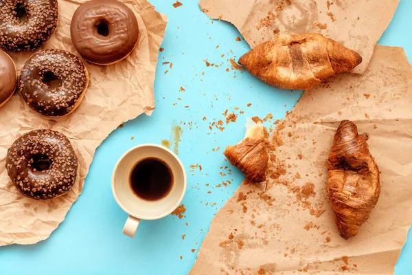 Croissants au café et beignets au chocolat pour le petit déjeuner — Photo