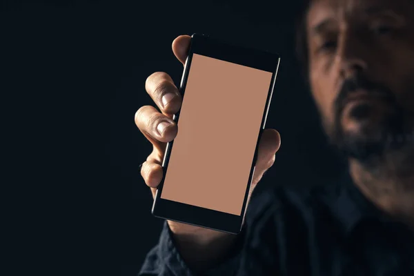 Uomo in possesso di smartphone mockup — Foto Stock