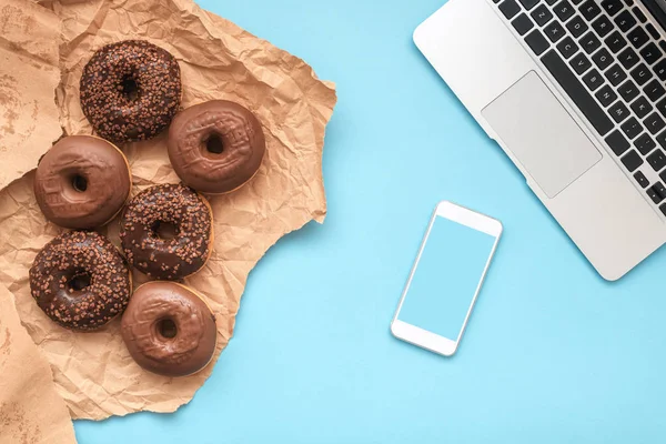 Snack au chocolat rapide pour stimuler le sucre dans le bureau d'affaires — Photo