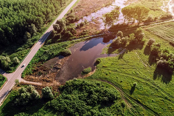 Vista aérea de la carretera a través del campo inundado — Foto de Stock