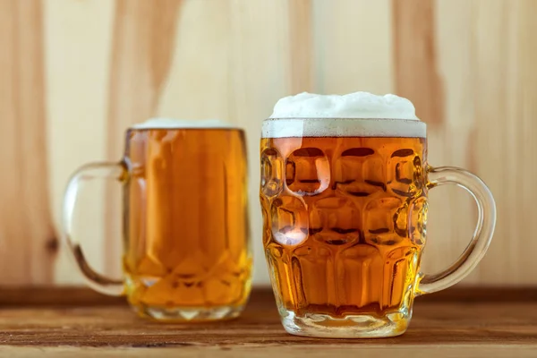 Dos jarras llenas de cerveza en el mostrador del bar —  Fotos de Stock