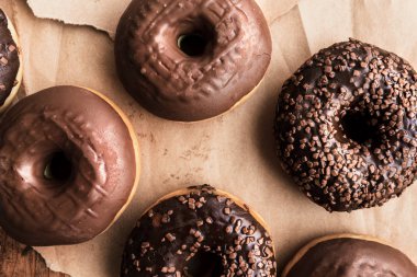 Krema ve kırıntıları ile lezzetli çikolatalı çörekler