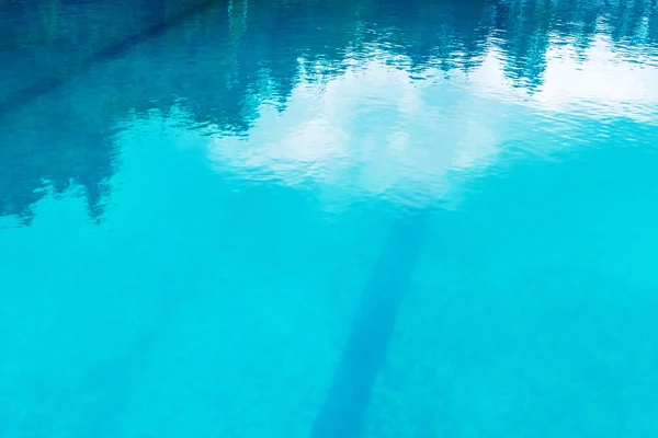 Água da piscina azul como fundo — Fotografia de Stock