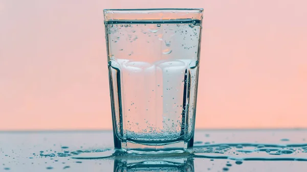 Agua carbonatada de soda en vaso para beber —  Fotos de Stock