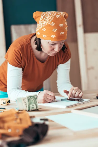 Feminino carpinteiro com problemas financeiros — Fotografia de Stock