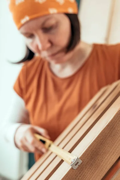 Femmina nastro falegname misurazione cassa di legno — Foto Stock