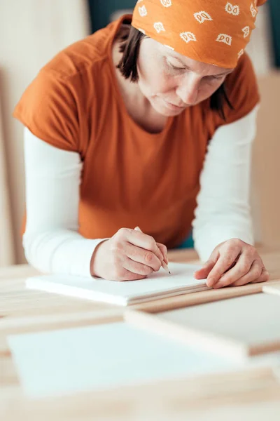 Kobieta stolarz szkicowania projekt notatki w pracach stolarskich — Zdjęcie stockowe