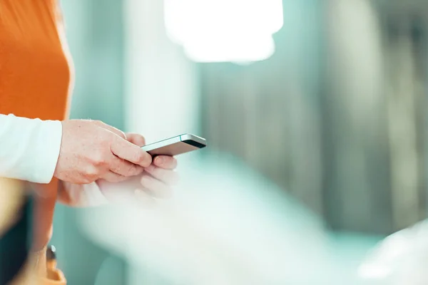 Vrouwelijke timmerman is het gebruik van mobiele telefoon voor SMS-berichten — Stockfoto