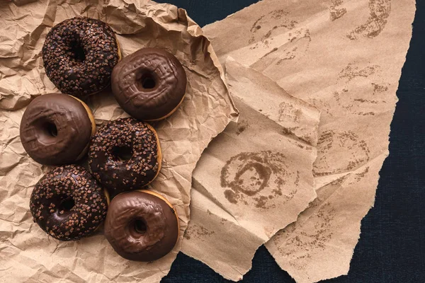 Vue du dessus de délicieux beignets au chocolat faits maison — Photo