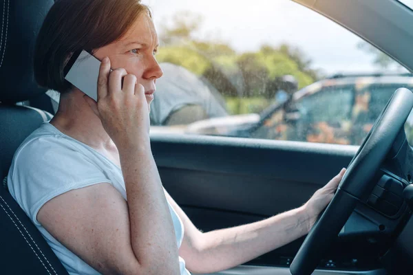 Donna che guida auto fuoristrada e parla sul cellulare — Foto Stock