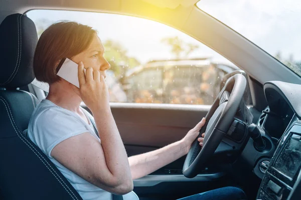 Donna che guida auto fuoristrada e parla sul cellulare — Foto Stock