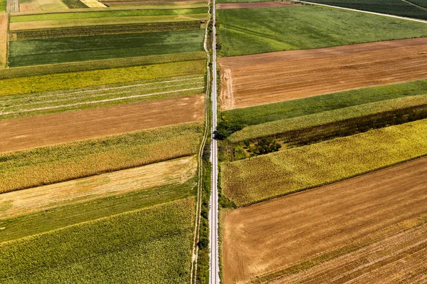 Вид с воздуха на железную дорогу через загородный ландшафт — стоковое фото