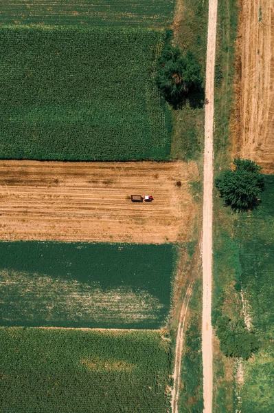 Vista aerea del fertilizzante di diffusione del trattore in campo — Foto Stock