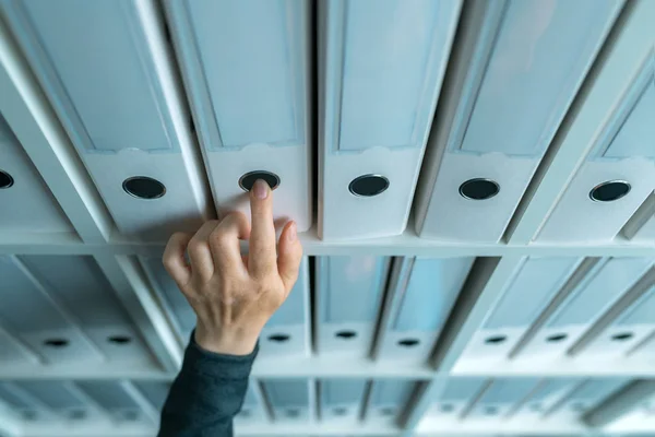 Zakenvrouw ringband bestand documentatie ar doorbladeren — Stockfoto